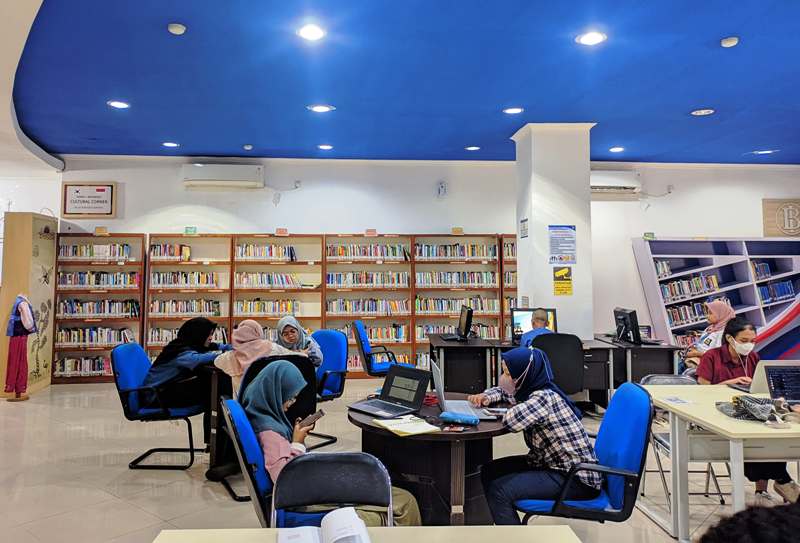Para mahasiswa memenuhi Perpustakaan Umum Kota Surabaya di Alun Alun Surabaya di Jlan Gubernur Suryo Surabaya.