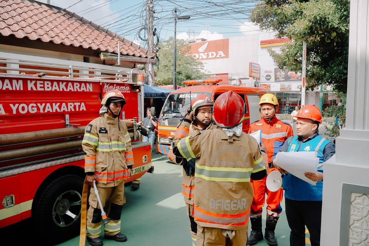 TANGGAP: Tim tanggap darurat PLN sedang berkoordinasi terkait laporan kejadian kebakaran dengan tim Damkar tentang rencana evakuasi.