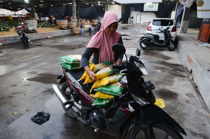 BERAS MURAH: Sejumlah warga mendapatkan beras murah Rp 53.500 per lima kg yang dijual dalam pasar murah, di Pasar Induk Sidotopo Surabaya, Rabu (21/2). (ANDY S/RADAR SURABAYA)