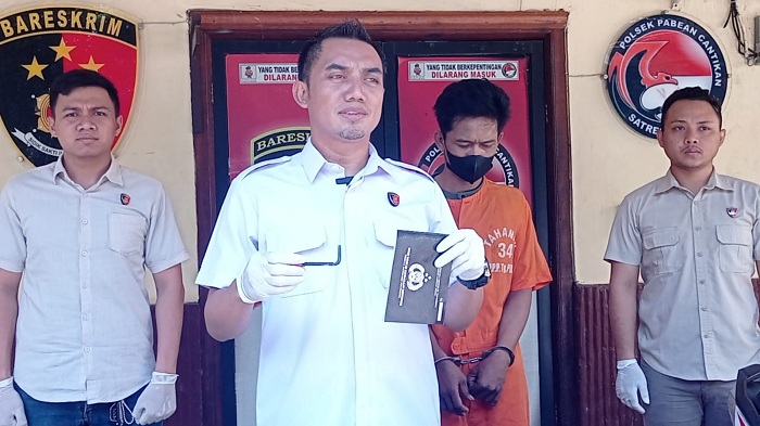 NYURI PAKAI BAJU KOKO: SB, 45, warga Jalan Teluk Nibung Barat, Surabaya, ditangkap saat berada di Jalan Krembangan Bhakti, Surabaya. (IST)