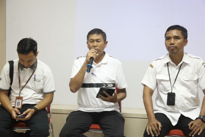STRATEGI: Kepala Dinas Sumber Daya Air dan Bina Marga (BPKSDM) Saymsul Hariadi (tengah) menjelaskan penanganan banjir di kantor Pemkot Surabaya. (SURYANTO/RADAR SURABAYA)