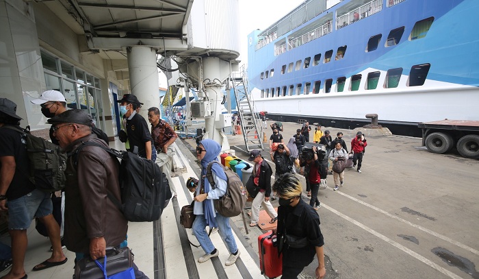 PENUH: Penumpang kapal di Pelabuhan Tanjung Perak Surabaya mengalami peningkatan dikarenakan banyak kapal dan tujuan baru. (IST)