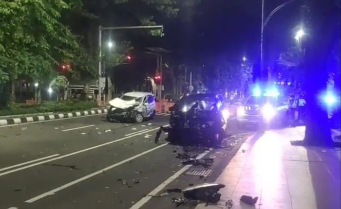 RINGSEK: Kondisi mobil Innova Reborn yang dikemudikan oknum jaksa usai menabrak gerobak kacang dan dua mobil di Jalan Darmo, Surabaya, Rabu (21/2). (IST)