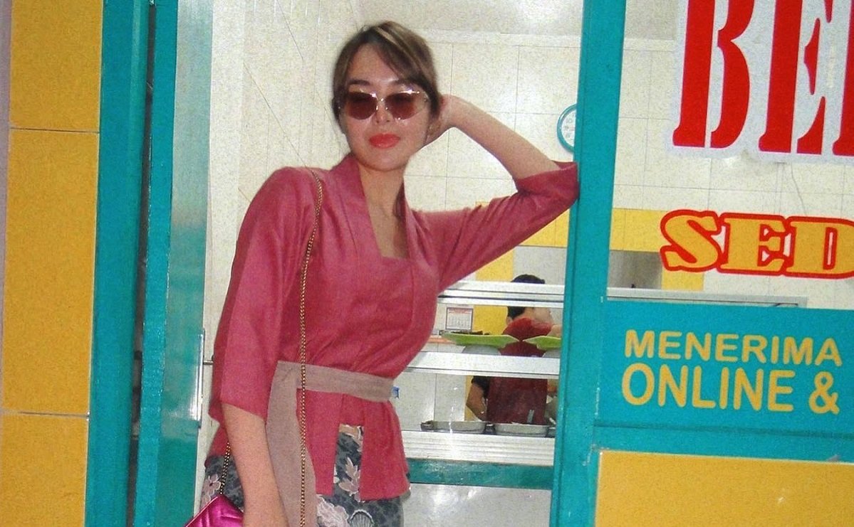 Foto Amanda Manopo berpose di sebuah warteg yang menarik perhatian netizen.