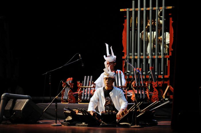 KREATIF: Sejumlah musisi memainkan karya musik Gong Angin, yang menggunakan pipa paralon sebagai alat musik utama, dalam pertunjukan di Gedung Cak Durasim, Surabaya. (ANDY S/RADAR SURABAYA)