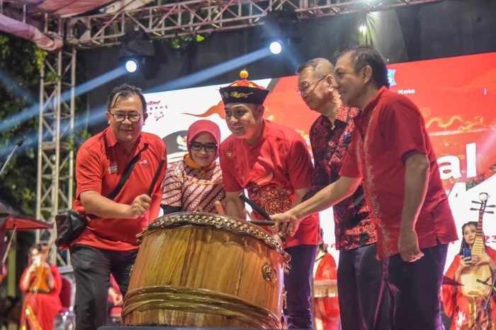 MERAH: Wali Kota Surabaya Eri Cahyadi dalam Festival Cap Go Meh 2023 yang digelar di Kya Kya Kembang Jepun tahun lalu. (SURABAYA.GO.ID)