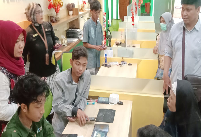 DEADLINE: Calon Jemaah Haji (CJH) melakukan proses biometrik di kantor Kemenag Surabaya.