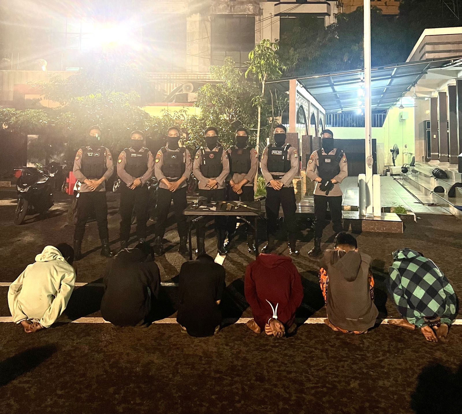 KAMBUHAN: Sejumlah remaja diamankan polisi saat hendak tawuran di Surabaya.