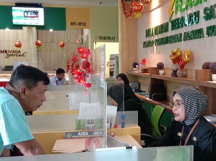 PERSIAPAN: Calon jemaah haji (CJH) asal Surabaya saat melakukan perekaman biometrik sidik jari di Kantor Kemenag Kota Surabaya. (RAHMAT S/RADAR SURABAYA)