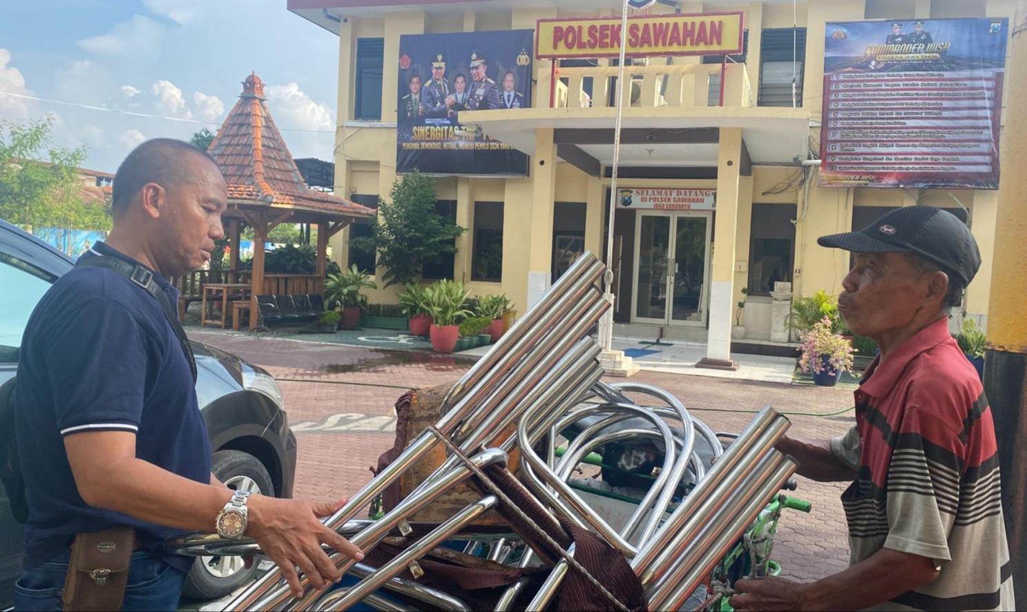 DIAMANKAN: Barang bukti bentor dan kursi yang diduga dicuri dari rumah kosong diamankan di Mapolsek Sawahan.
