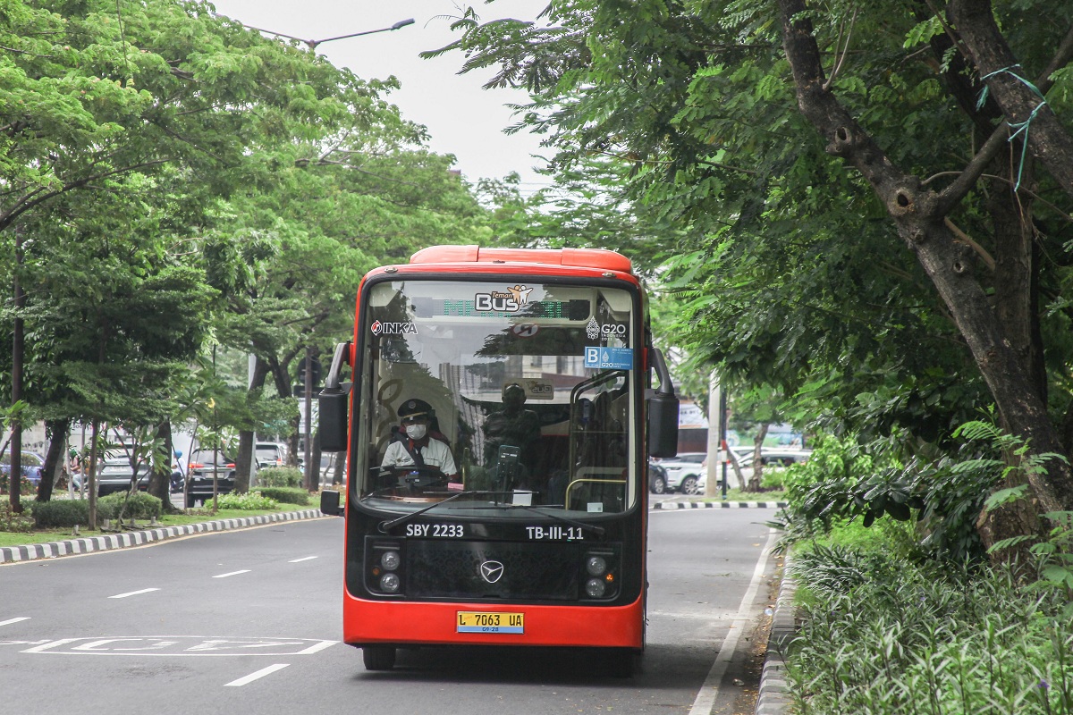 TRANSPORTASI MASSAL: Bus listrik Trans Semanggi Suroboyo yang dikelola DAMRI beroperasi di Surabaya mulai Minggu (25/2).