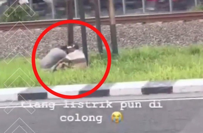 TEREKAM: Terduga pelaku terekam CCTV saat hendak mencuri tiang KAI di Jalan Ahmad Yani, Surabaya.