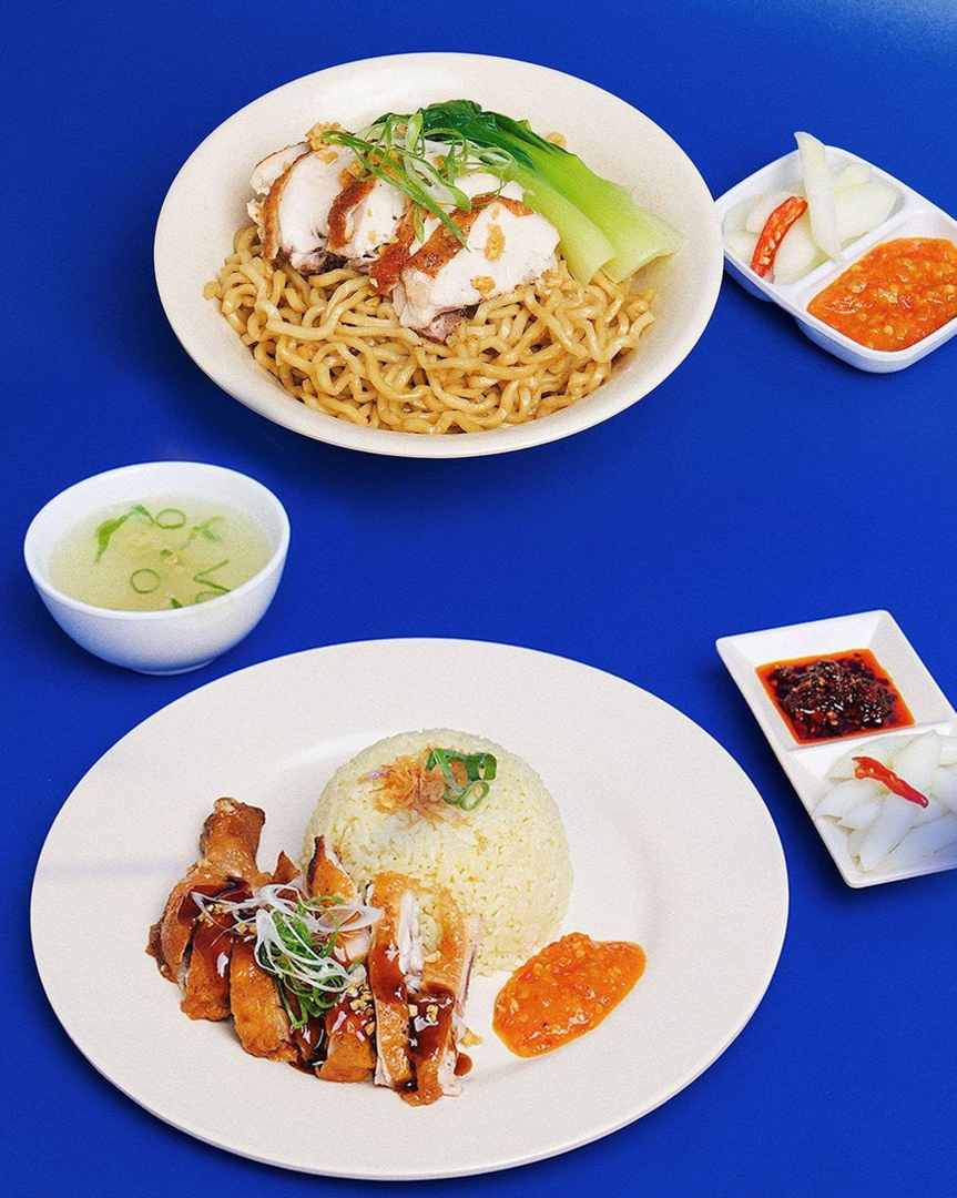 Menu bakmi dan nasi goreng di Kedai Tjap Pengkol Surabaya.