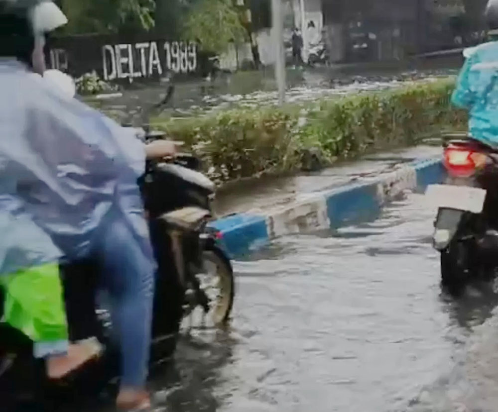 CUKUP DALAM: Genangan air yang ada di Jalan Jati, Sidoarjo, membuat pengendara tidak berani melintas.