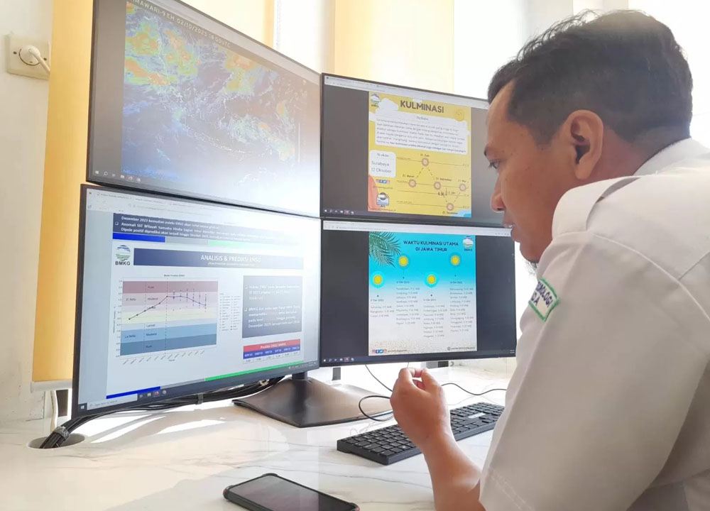 FENOMENA ALAM: Petugas BMKG Juanda menjelaskan tentang potensi cuaca ekstrem di Sidoarjo.