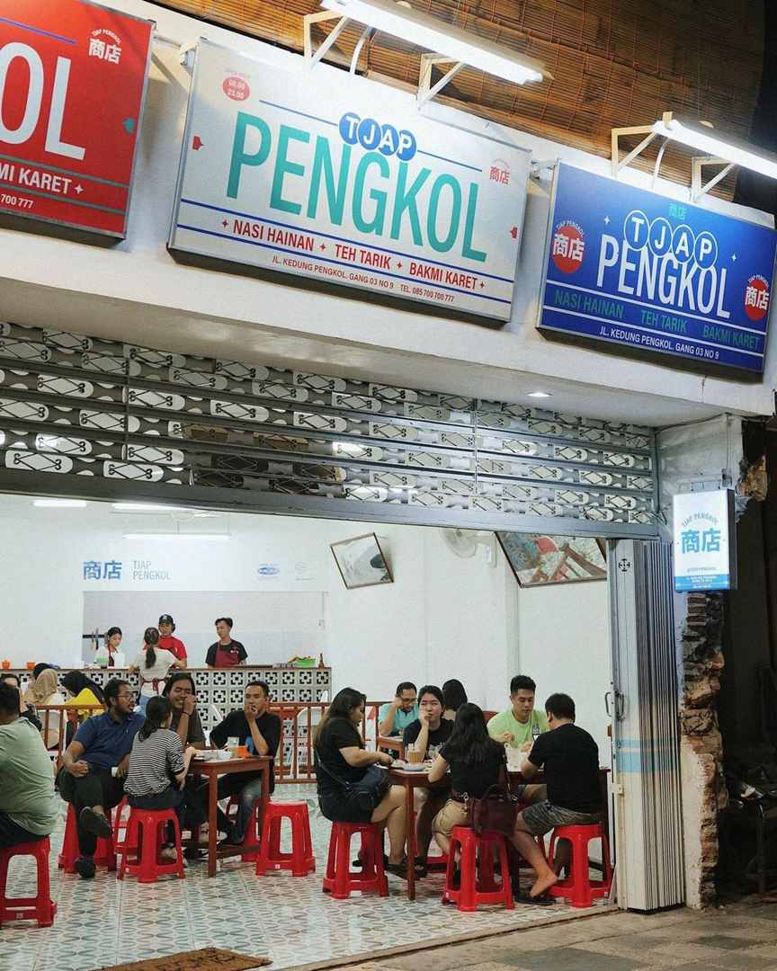 Kedai Tjap Pengkol yang menyajikan nuansa nongkrong ala kopitiam di Malaysia.
