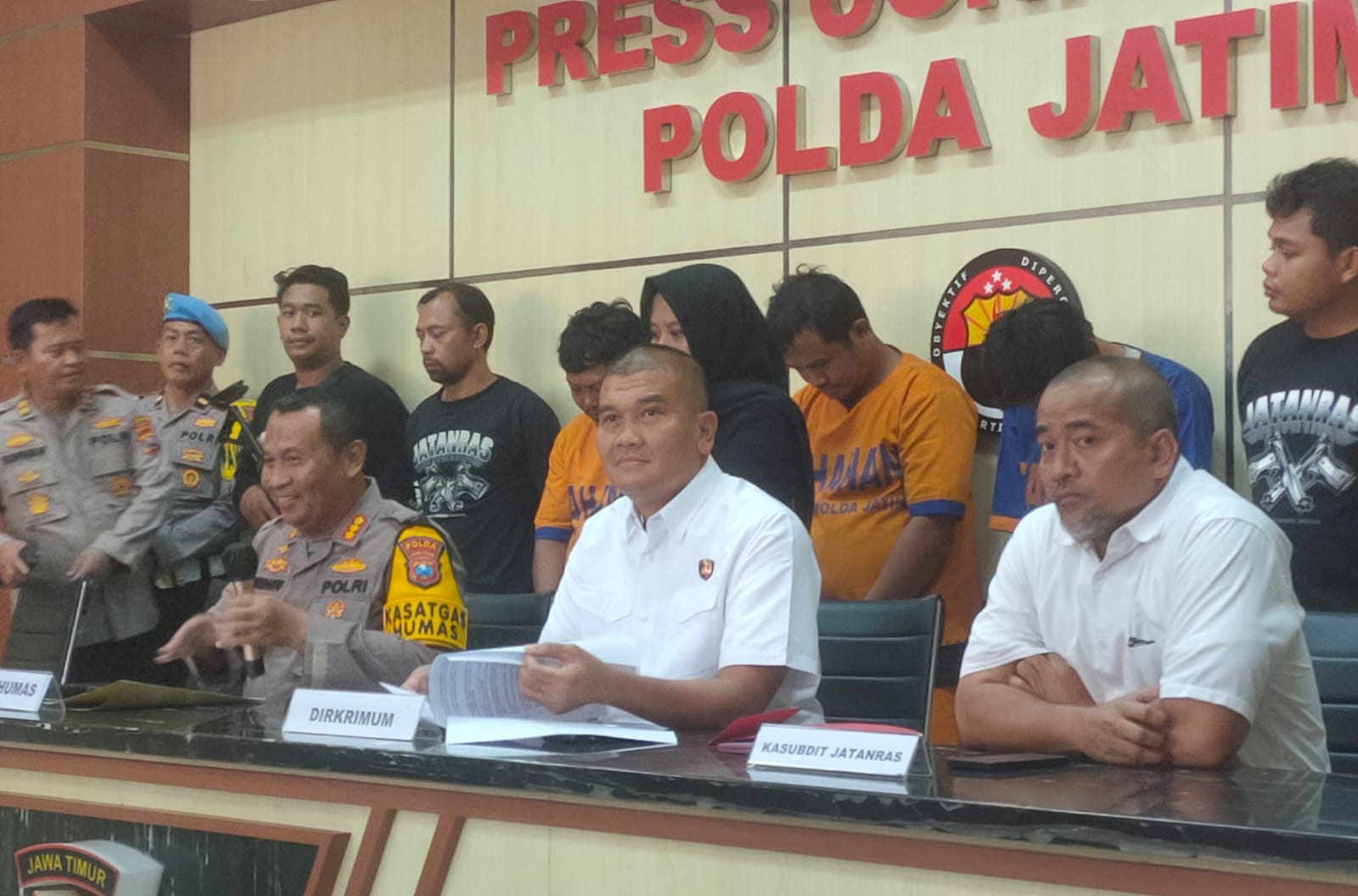 KETANGKAP: Empat tersangka jambret spesialis emak-emak diamankan di Polda Jatim.