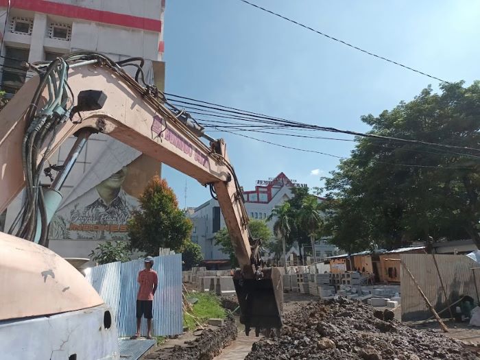 DIKEBUT: Pemkot Surabaya terus menata kawasan Surabaya Utara untuk mewujudkan Suroboyo Kutho Lawas. Pembuatan saluran air di sisi Taman Sejarah menjadi salah satu bagiannya. (SURYANTO/RADAR SURABAYA)