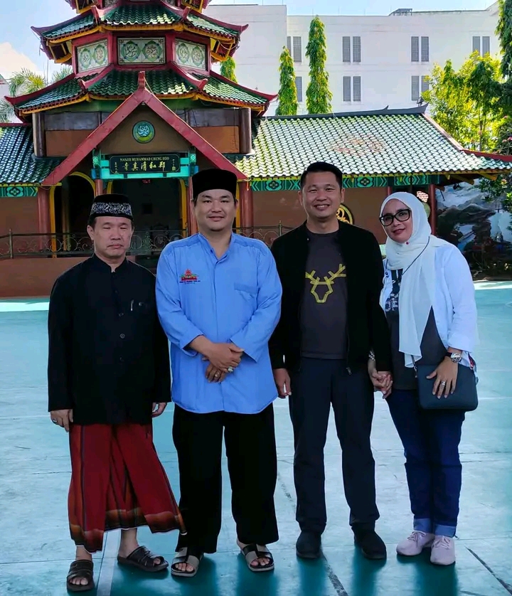 RUKUN: Ustad Hasan Basri Liem (dua dari kiri) bersama pengunjung Masjid Muhammad Cheng Hoo Surabaya.