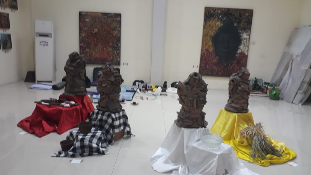 UNIK: Sejumlah karya pelukis Jansen Jasien dipamerkan di Balai Wartawan Surabaya.
