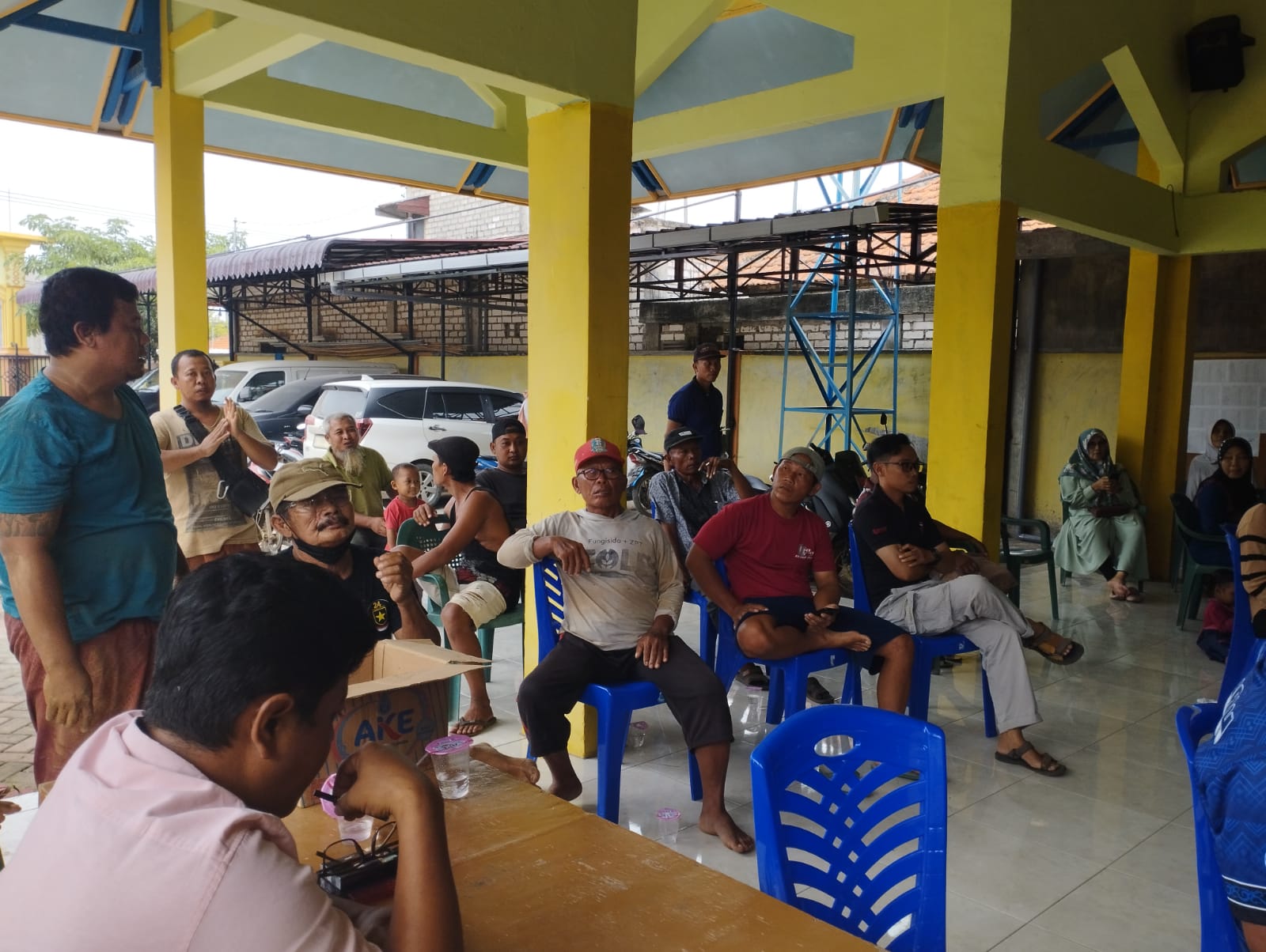DEMO : Puluhan warga dan petani meluruk Balai Desa Banyutengah, Kecamatan Panceng menuntut penutupan aktivitas galian C yang merusak akses jalan menuju lahan pertanian warga.