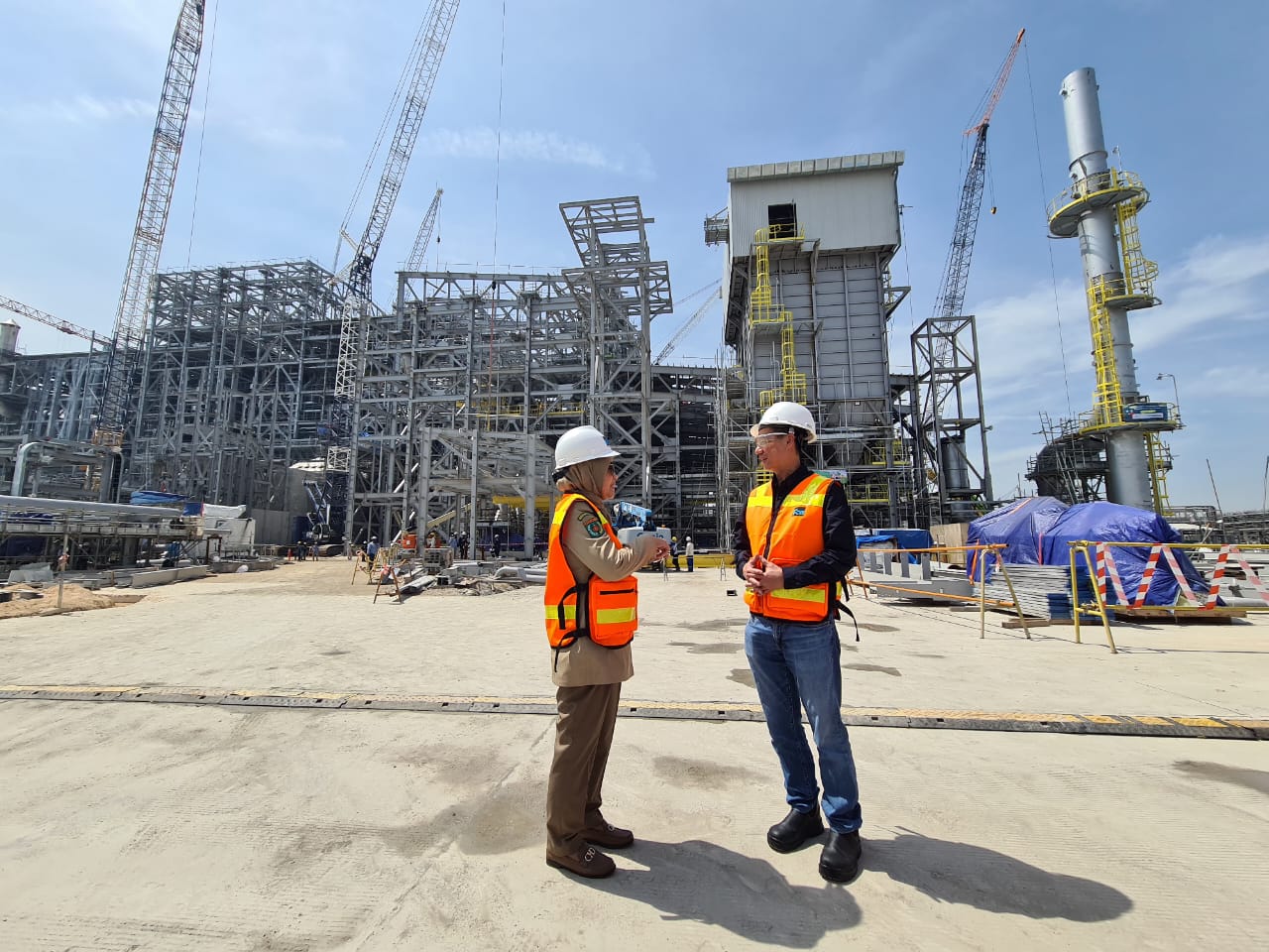 Dukung Penuh : Menteri Tenaga Kerja, Ida Fauziyah (kiri) mengunjungi proyek Smelter PT Freeport Indonesia di Gresik.