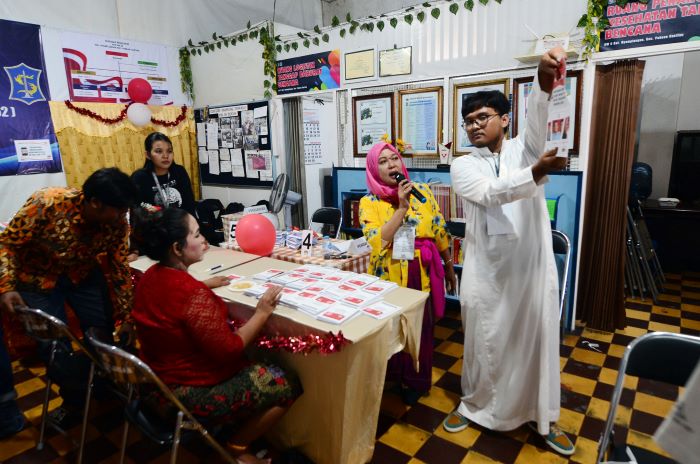 MASIH MENGHITUNG: Petugas KPPS berjibaku merampungkan tugasnya saat coblosan Pemilu 2024.