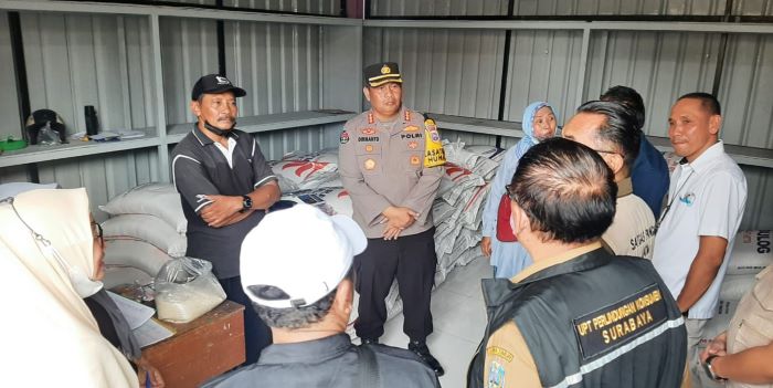 SIDAK: Tim Satgas Pangan Polda Jatim saat melakukan pengecekan gudang bulog di Jalan Buduran, Sidoarjo. (M MAHRUS/RADAR SURABAYA)