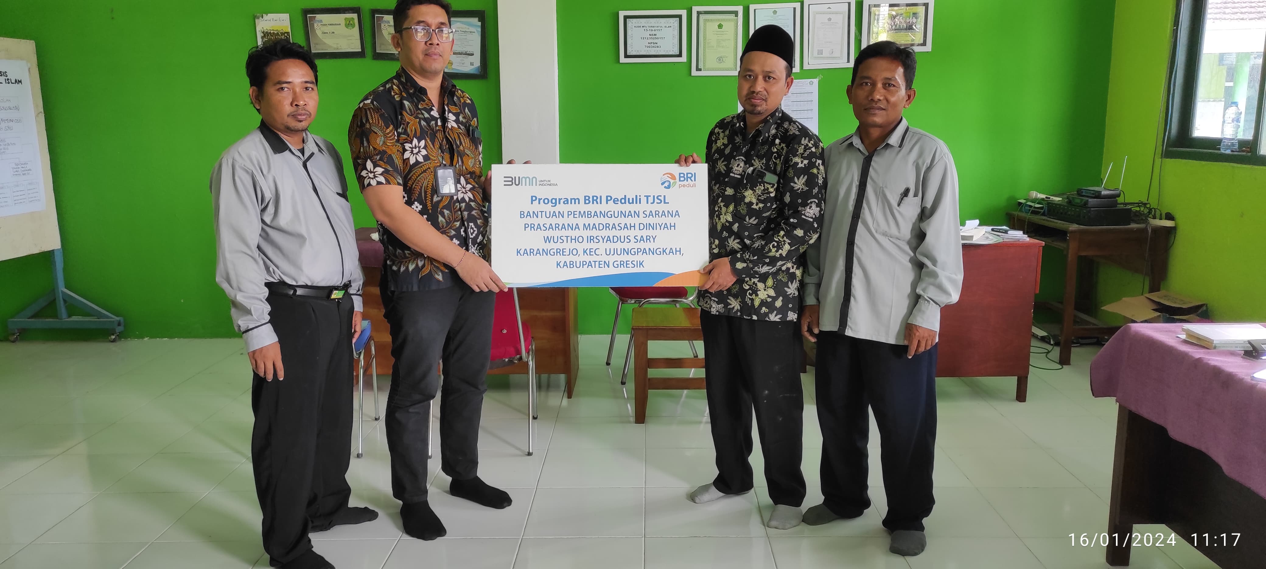 Peduli : Pimpinan bank BRI Gresik menyerahkan bantuan TJSL kepada lembaga pendidikan di Gresik.