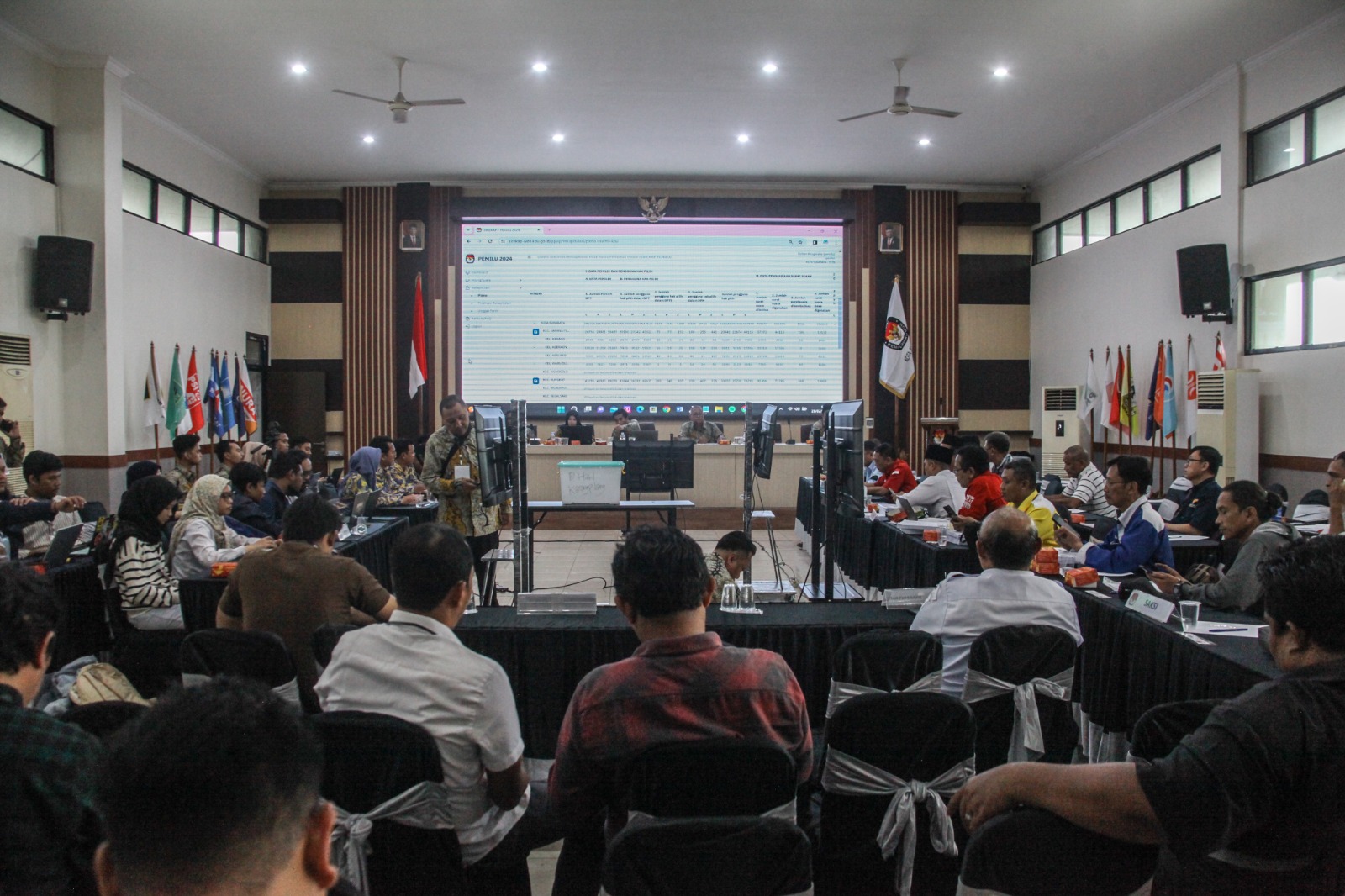 ALOT: Suasana rapat pleno rekapitulasi suara di KPU Surabaya.