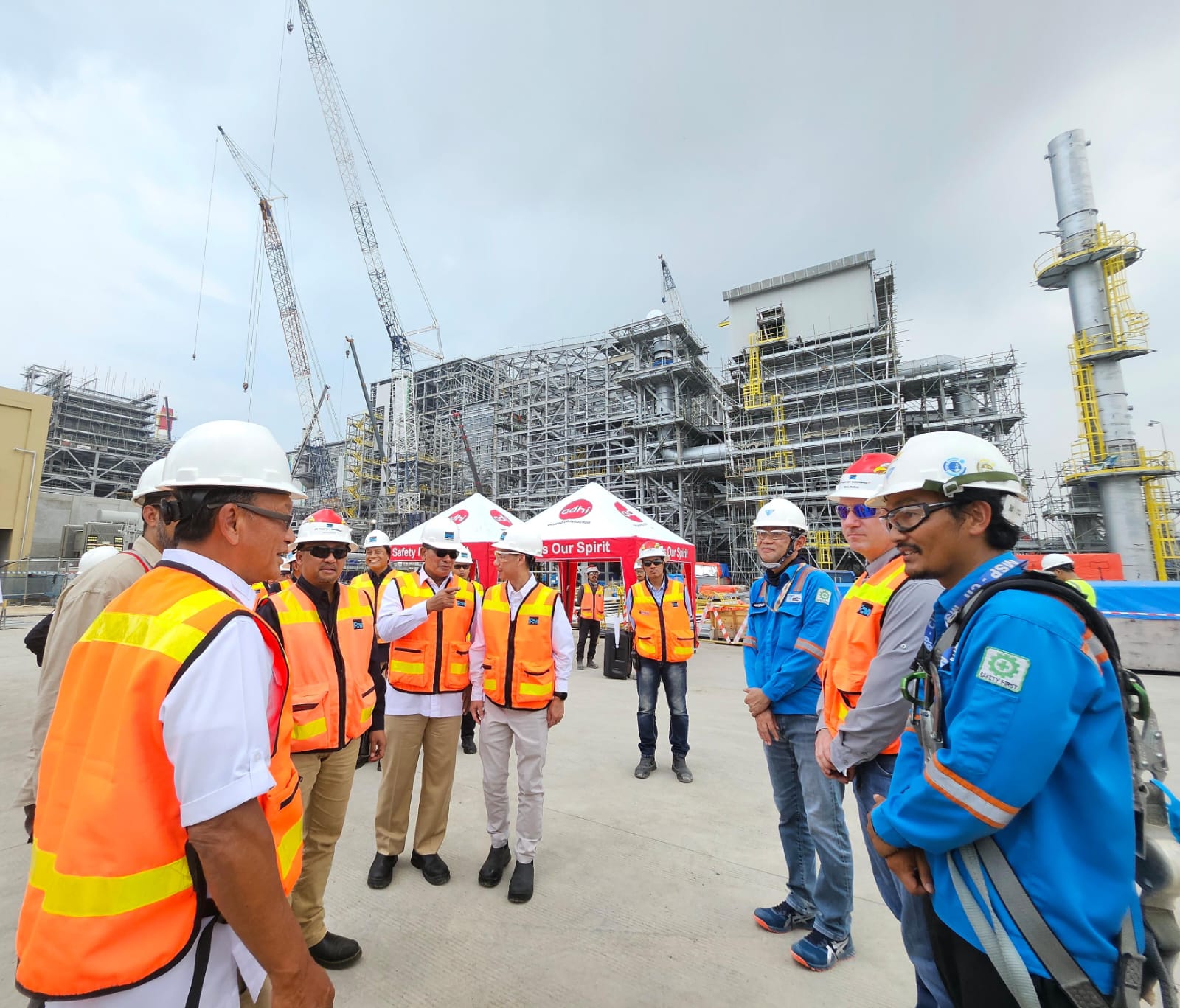 Sesuai Target : Menteri ESDM RI, Arifin Tasrif (kiri) melihat progres pembangunan Smelter Freeport di KEK Manyar Gresik, kemarin.