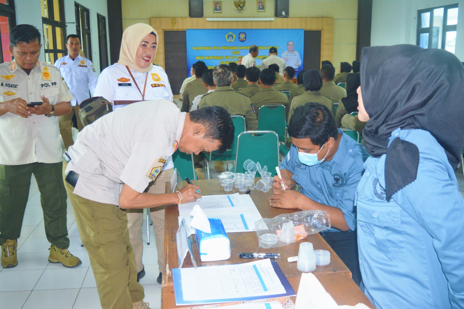 TES URINE : Puluhan anggota Satpol PP Gresik saat jalani tes urine yang di gelar BNNK Gresik di kntor satpol PP Gresik.&nbsp;