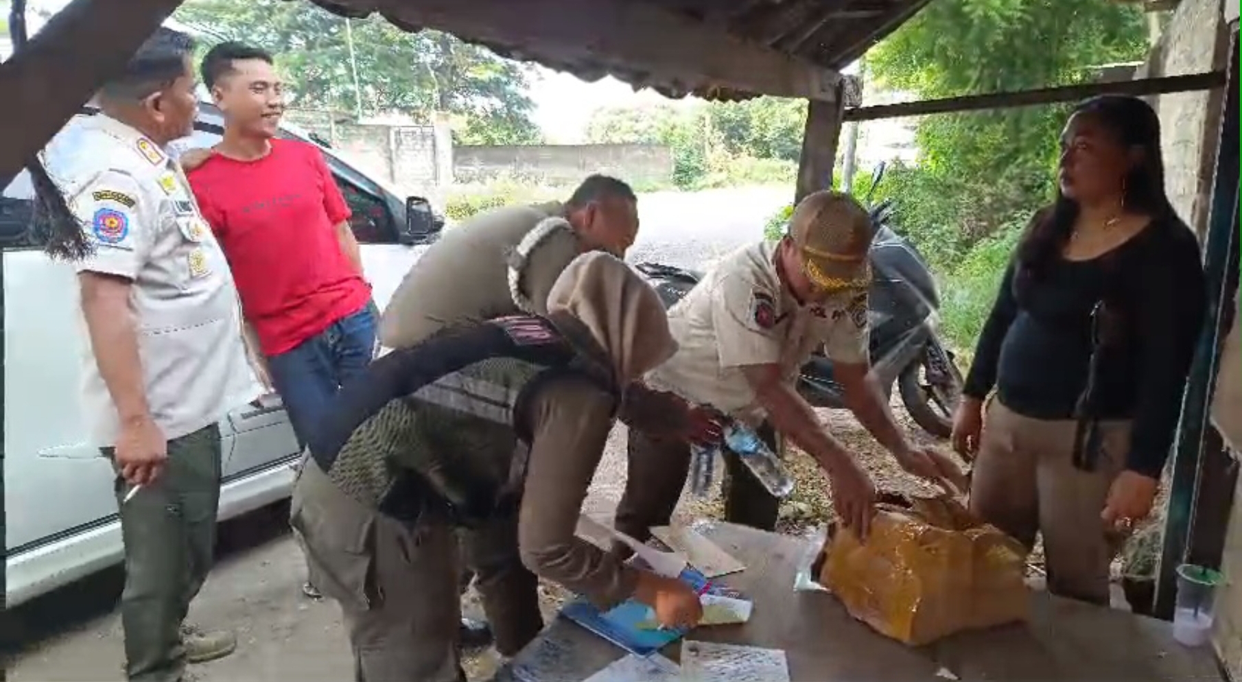 Seret Ke Meja Hijau : Satpol PP mengamankan pemilik warung pangku di wilayah Gresik utara.