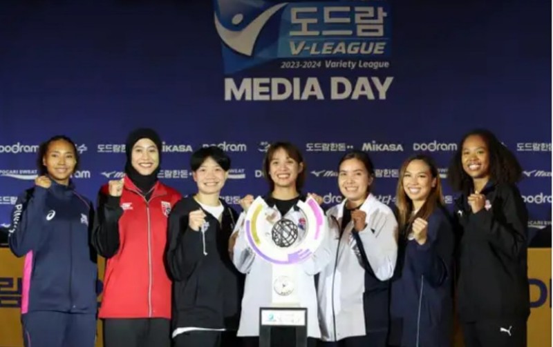 PEMAIN ASIA: Megawati (dua dari kiri) bersama para pemain Asia yang berlaga di Liga Voli Korea Selatan.