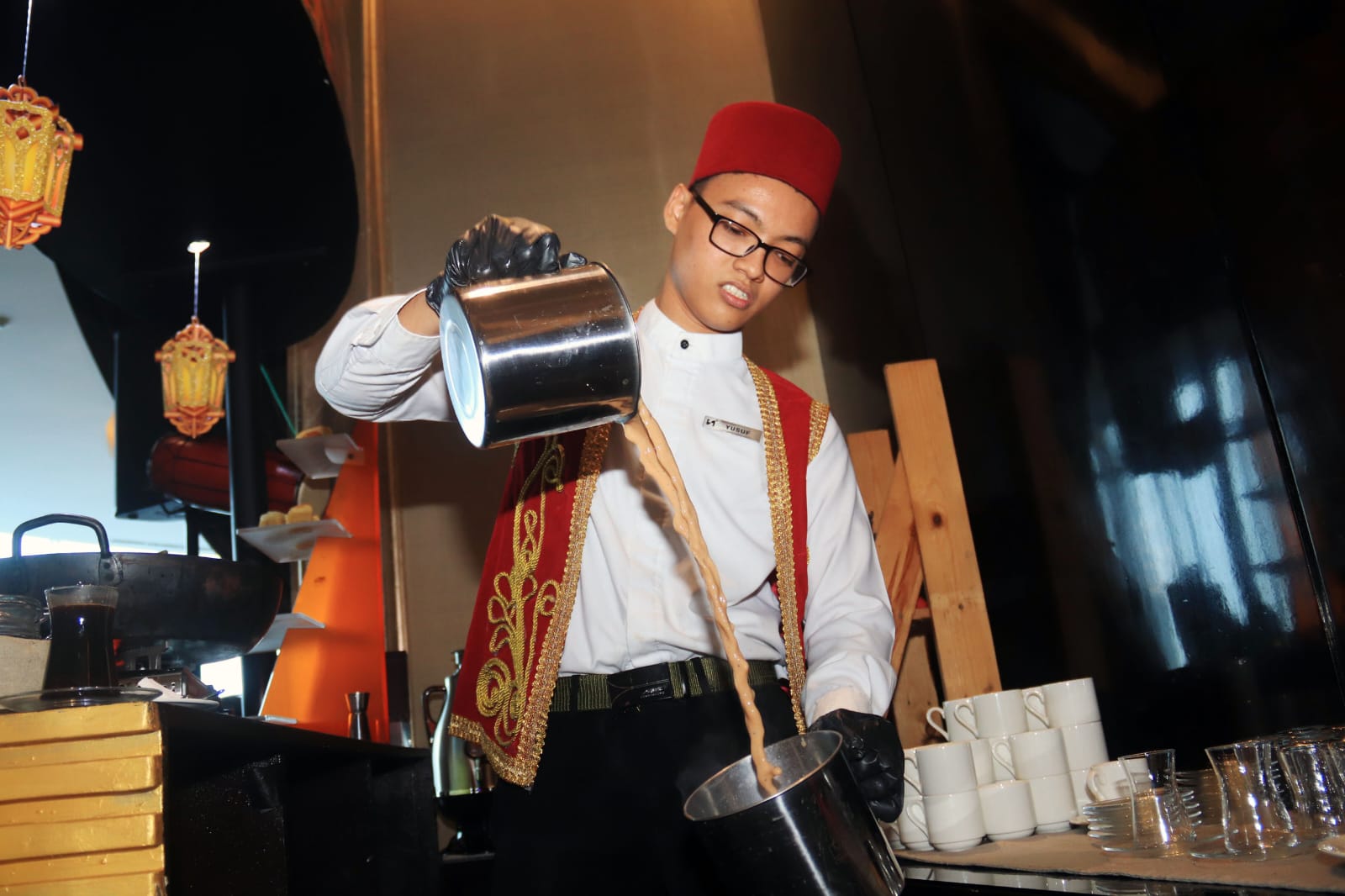 Chef Yusuf menunjukkan skill-nya membuat minuman khas Turki, Teh Tarik.