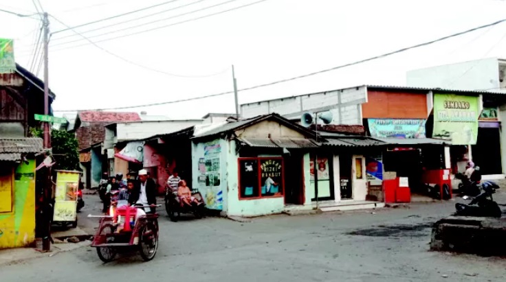 MELINTAS: Kawasan kampung Bulak Banteng di Surabaya Utara. (FAJAR Y/RADAR SURABAYA)