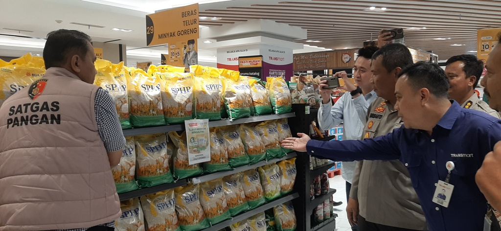 TERSEDIA: Satgas Pangan Mabes Polri dan Polda Jatim mengecek ketersediaan beras di mal Jalan Ahmad Yani, Surabaya, Kamis (29/2).