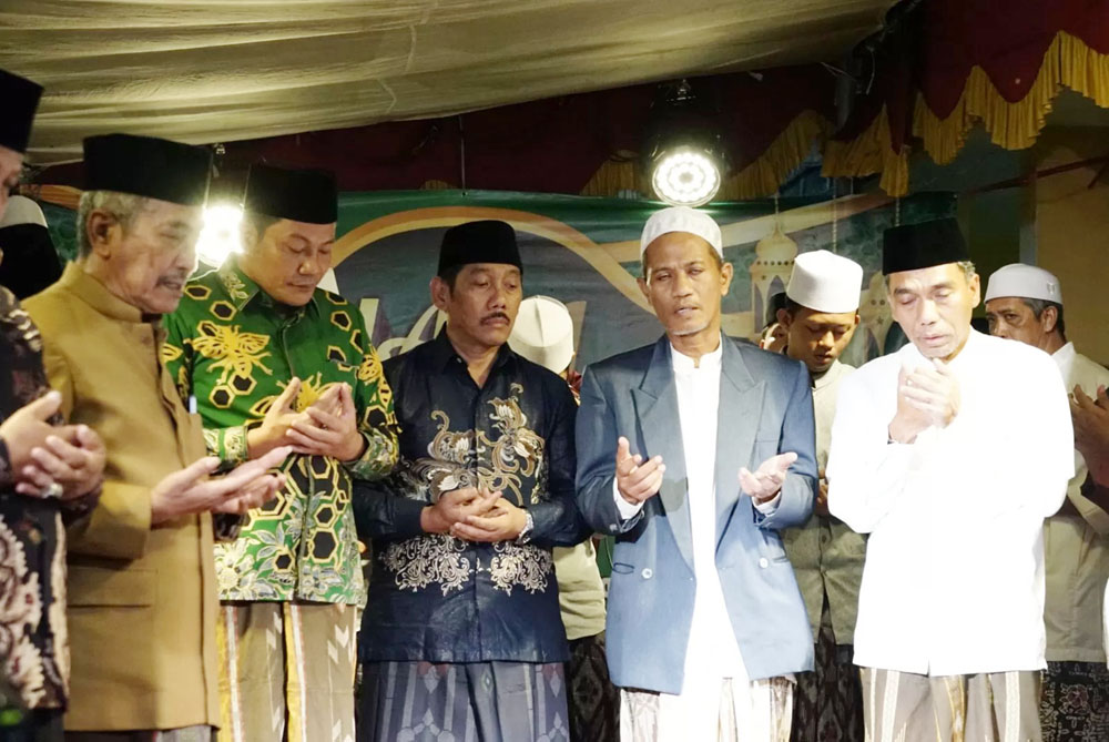 KHIDMAT: Wakil Bupati Sidoarjo, Subandi, menghadiri Haul ke-6 KH Sholeh Qosim, Selasa malam (27/2) di Pondok Ngelom, Sepanjang.
