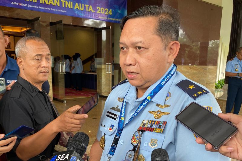 Kadispen TNI AU Marsekal Pertama TNI R. Agung Sasongkojati menjawab pertanyaan wartawan di Gedung Puri Ardhya Garini, Halim Perdana Kusuma, Jakarta, Kamis (29/2/2024).