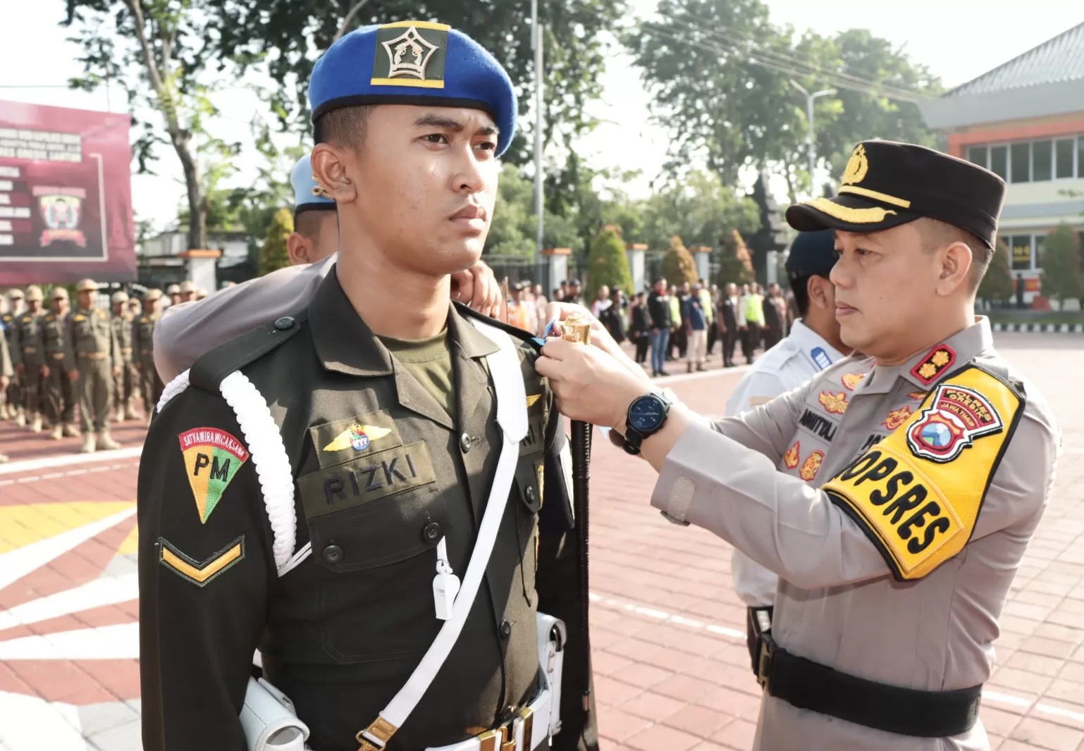 Mulai Operasi : Kapolres Gresik, AKBP Aditya Pandji Anom menyematkan pita tanda dimulainya operasi Semeru 2024.