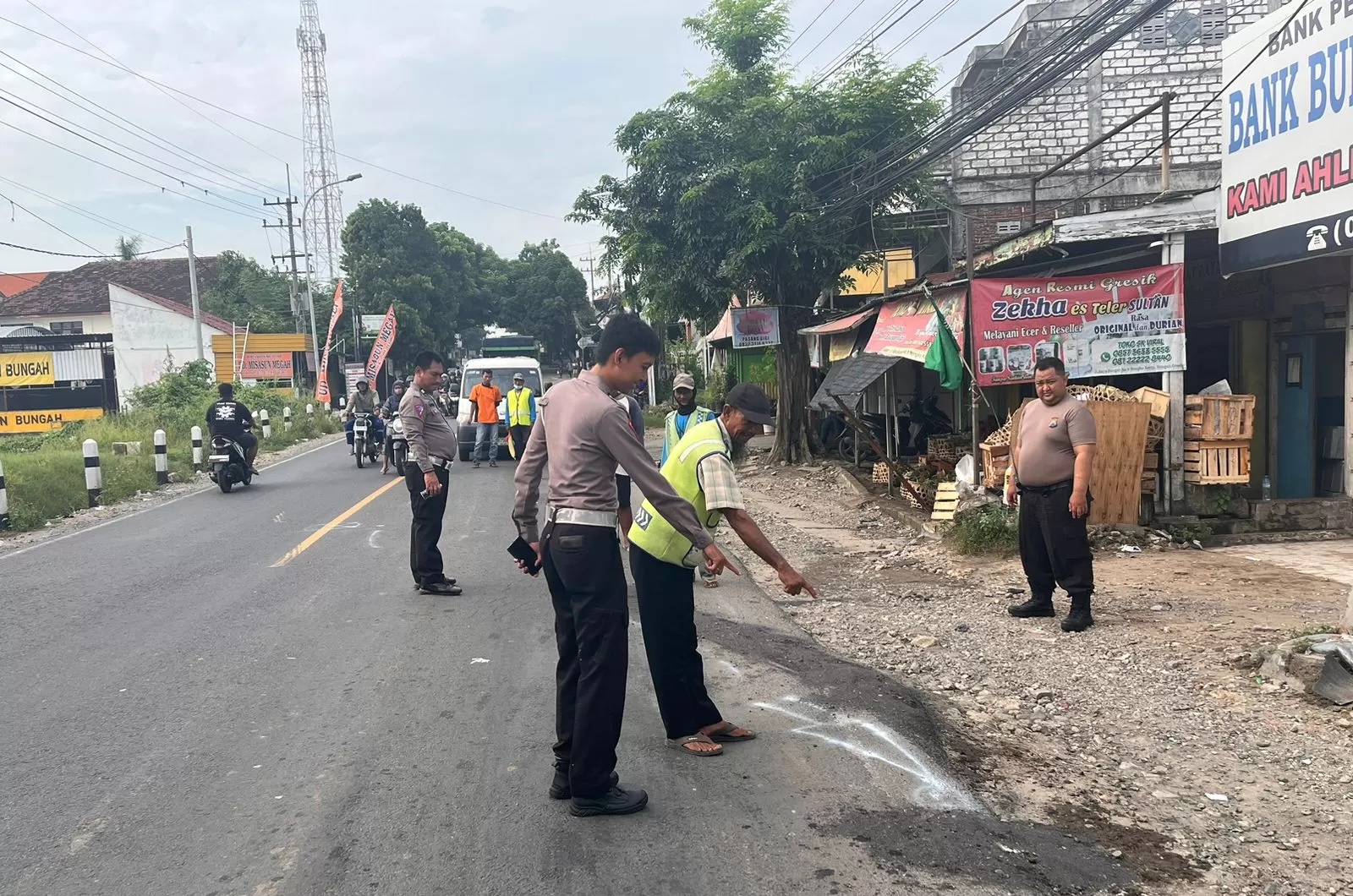 Olah TKP : Anggota Satlantas Polres Gresik melakukan olah TKP kecelakaan di Bungah.