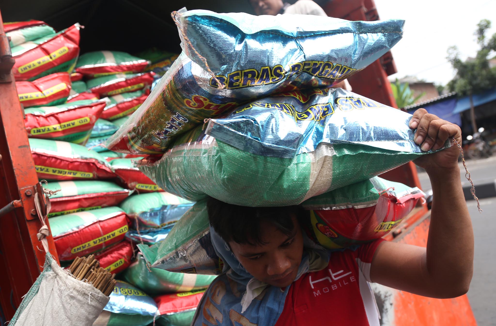 HARGA BELUM STABIL: Masih fluktuatifnya harga beberapa komoditas cukup berdampak pada inflasi di Jatim.