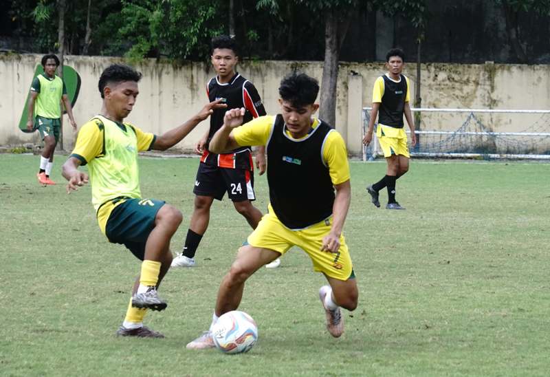 Tim sepakbola Jatim ditangani Fachri Husaini akan jalani laga BK PON XXI 2024.