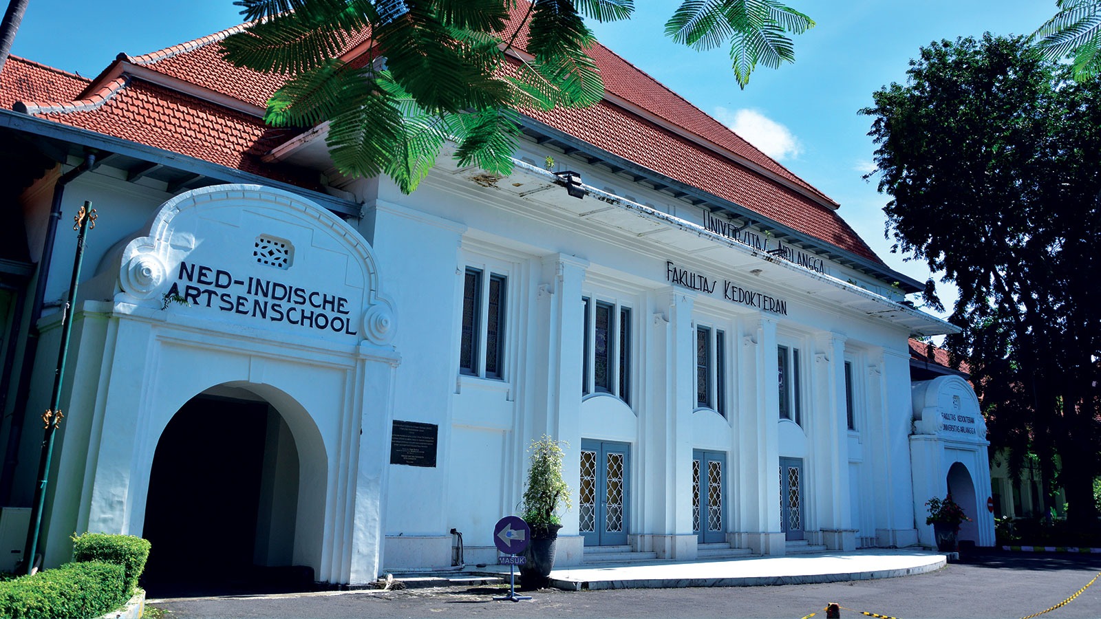Gedung Fakultas Kedokteran Unair yang dibangun tahun 1913 dulu bernama Nederlands-Indische Artsen School.