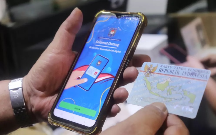 DIGITAL: Jumlah aktivasi IKD di Provinsi Jatim menjadi yang terbanyak di wilayah Indonesia Bagian Barat. (SURYANTO/RADAR SURABAYA)