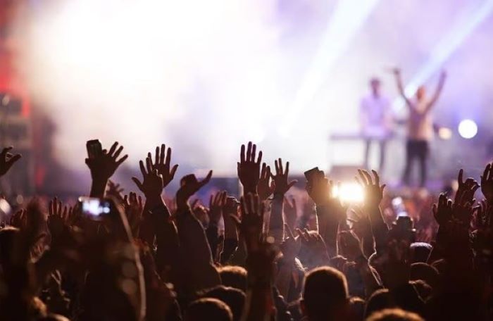 NONTON: Peneliti mengungkap jika pertunjukan musik live memberikan dampak baik dibandingkan musik rekaman. (HEALTH DAY NEWS)