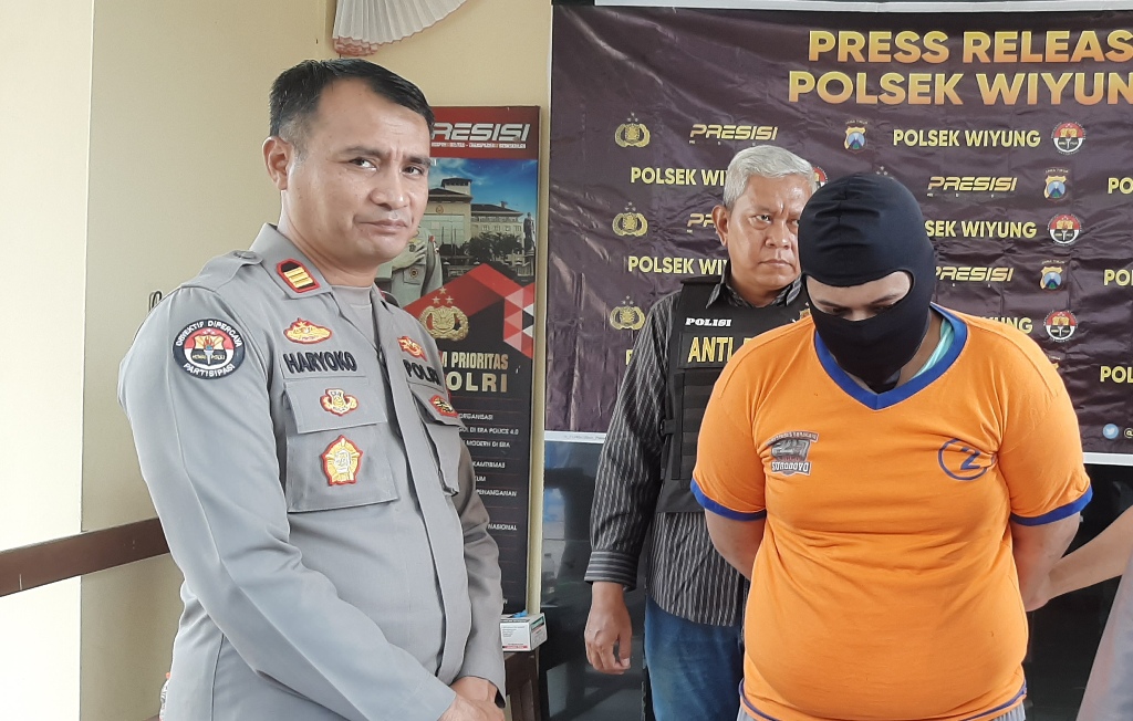 DITAHAN: Tersangka ADP diamankan di Mapolsek Wiyung, Jumat (1/3).