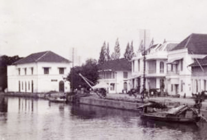 MEGAH: Bangunan-bangunan kolonial tampak di pinggir sungai Kalimas.