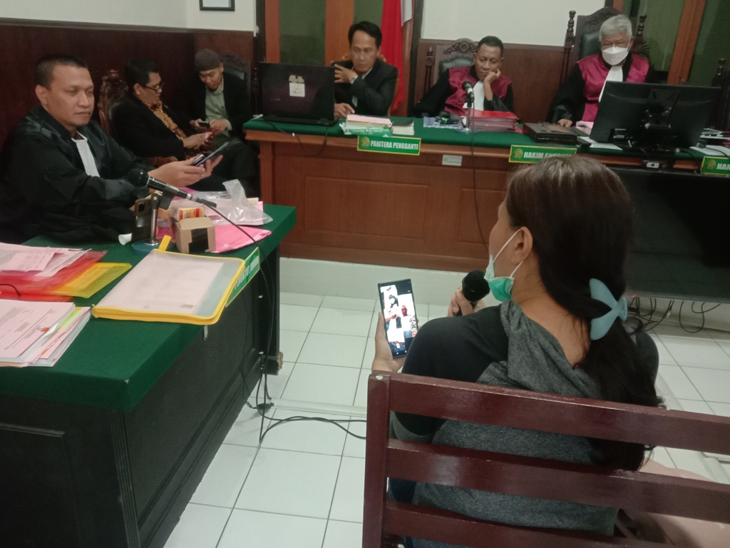 BERSAKSI: Istri terdakwa, Elen, menjadi saksi di PN Surabaya.