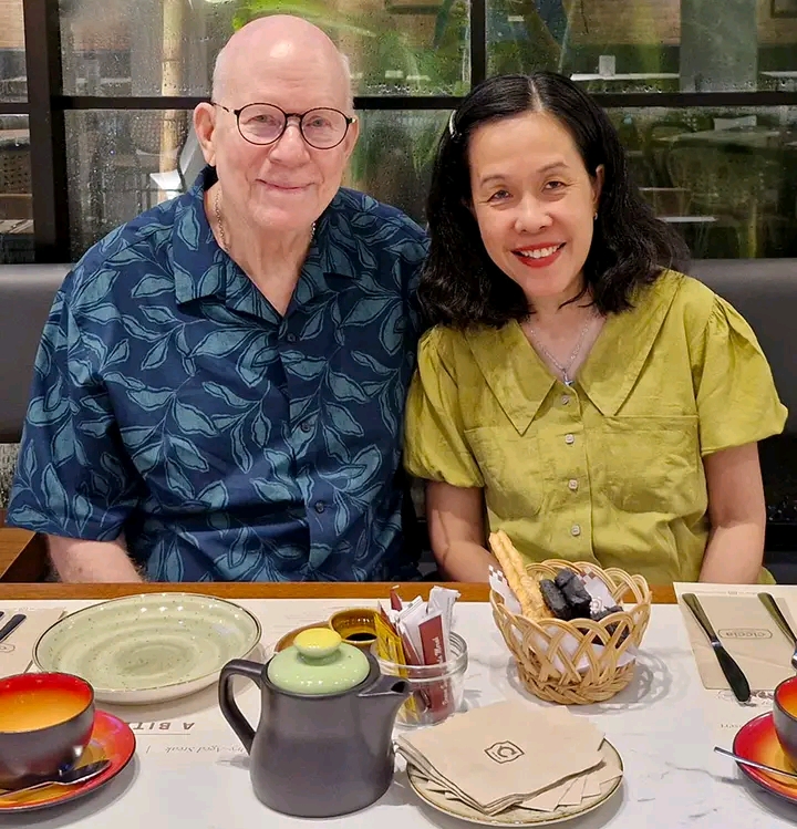 BAHAGIA: Ricker Winsor dari USA bersama istrinya, Jovita, di Surabaya.